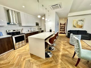 Apartamento en venta amueblado 3 dormitorios y cuarto de servicios, zona 10 — Apartamento en Venta en Zona 10, Guatemala, Ciudad — miniatura 1 de 14