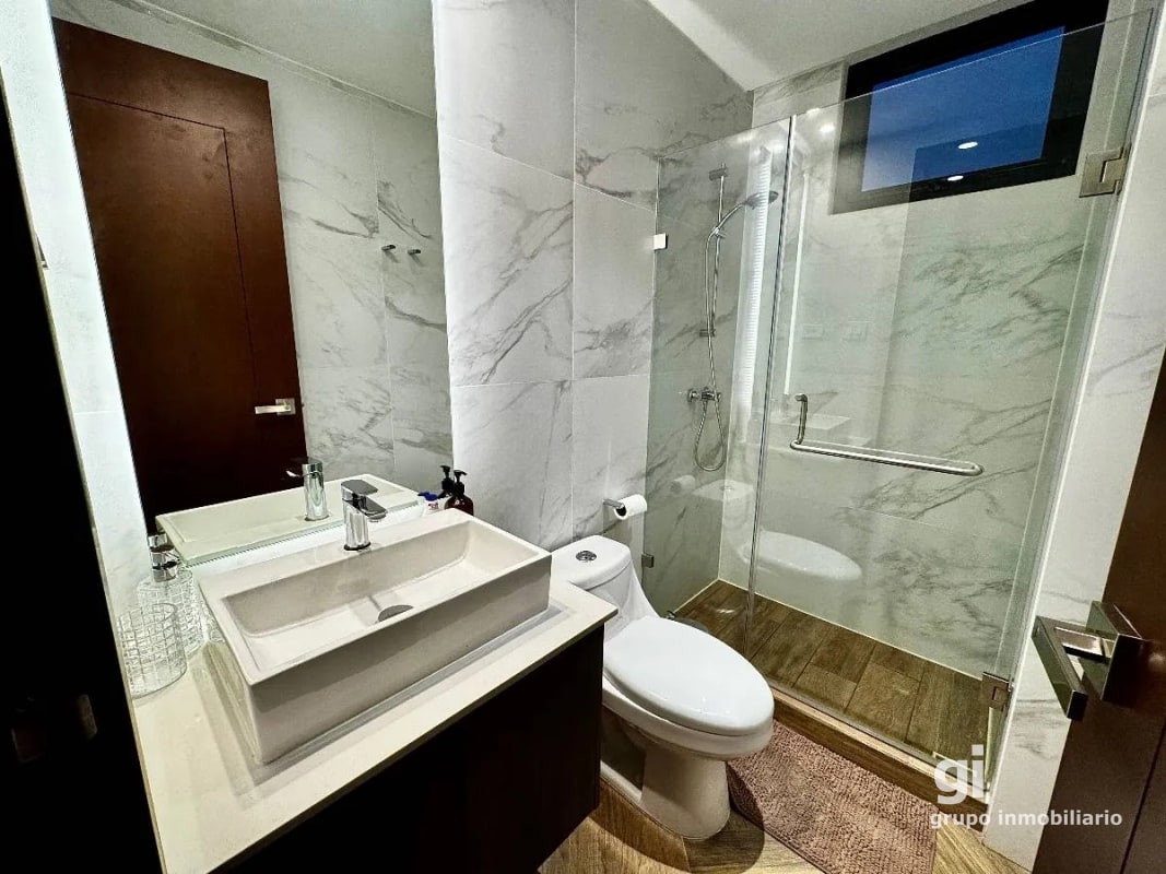 Apartamento en venta amueblado 3 dormitorios y cuarto de servicios, zona 10 - 8