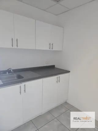 ALQUILO OFICINA EN DESING CENTER ZONA 10 — Oficina en Alquiler en Zona 10, Guatemala, Ciudad — miniatura 3 de 9
