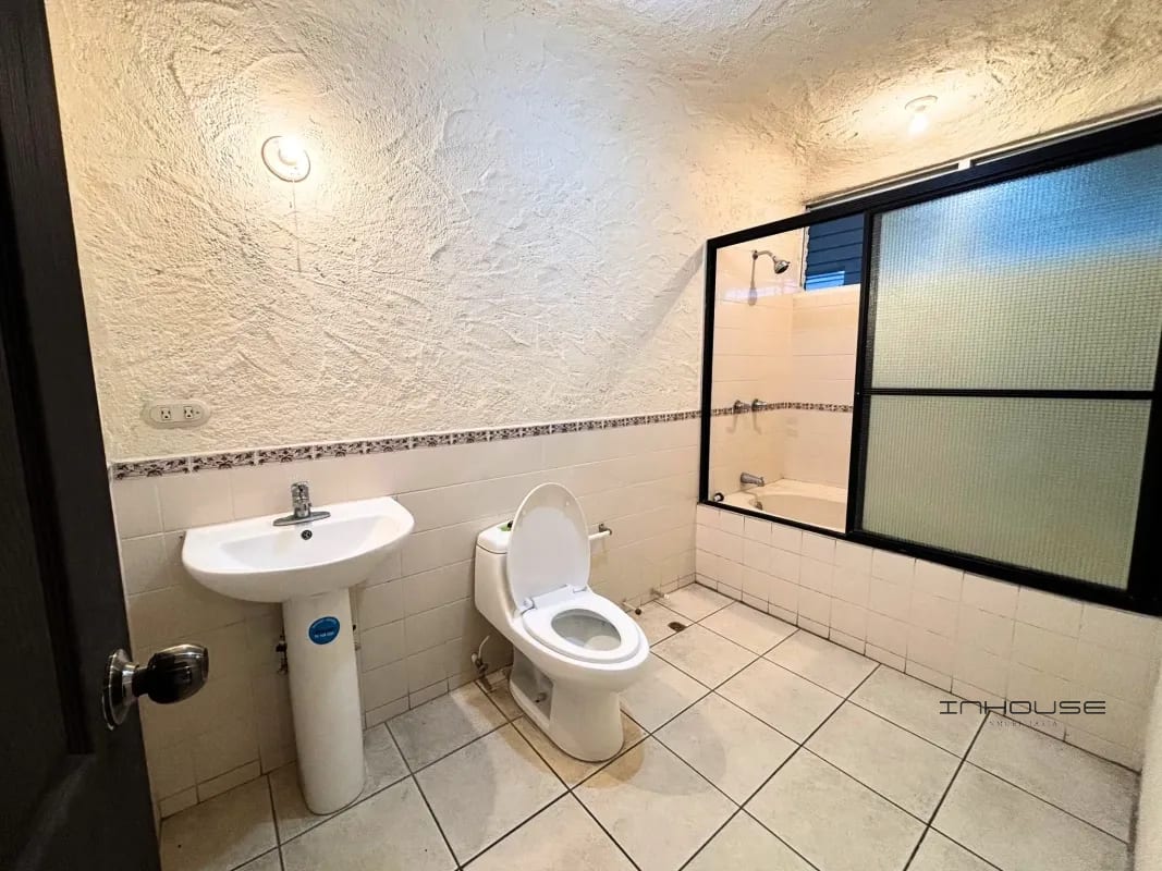 CASA EN VENTA ARRAZOLA 2 IDEAL PARA INVERSIONISTAS — Casa en Venta en Carretera a El Salvador, Guatemala, Ciudad — foto 7 de 12