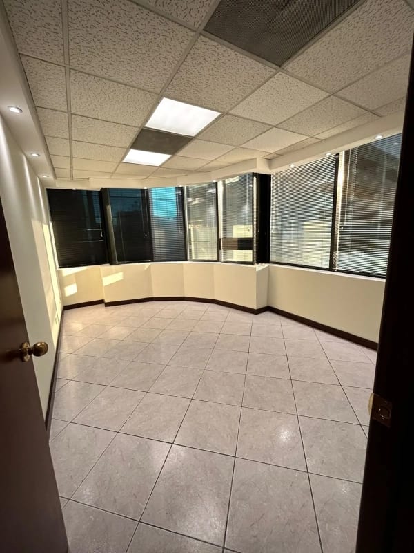 AMPLIA OFICINA EUROPLAZA — Oficina en Alquiler en Europlaza, Zona 14, Guatemala, Ciudad — foto 7 de 11