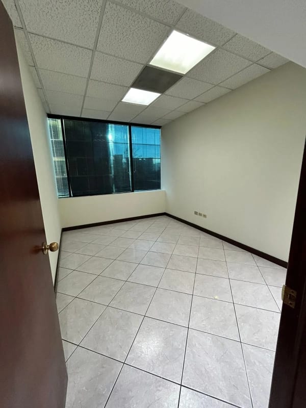 AMPLIA OFICINA EUROPLAZA — Oficina en Alquiler en Europlaza, Zona 14, Guatemala, Ciudad — foto 6 de 11
