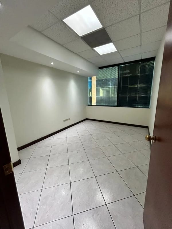 AMPLIA OFICINA EUROPLAZA — Oficina en Alquiler en Europlaza, Zona 14, Guatemala, Ciudad — foto 4 de 11