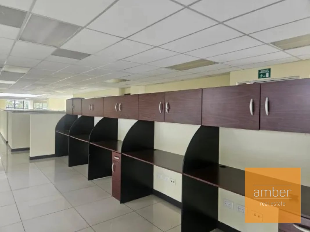 Edificio de oficinas con sótano en Zona 10 - 2