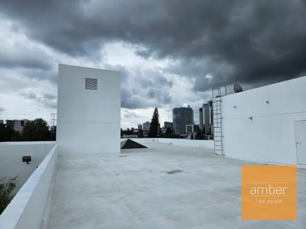 Edificio de oficinas con sótano en Zona 10 - 1