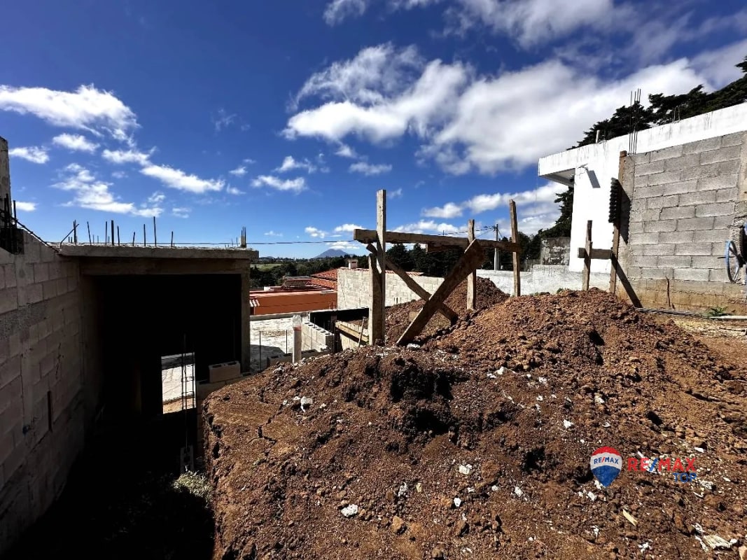 CASA EN CONSTRUCCIÓN EN COND. ARRAZOLA,CAES - 1