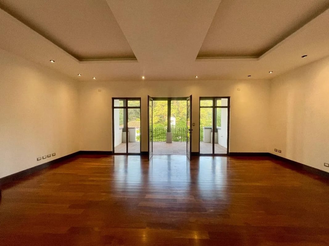 APARTAMENTO AMPLIO  RENTA MUXBAL CONDOMINIO ALBEREDA DE LA ESPAÑOLA 300 MTS2~3 DORMITORIOS, SALA FAMILIAR ~ DORMITORIO DE SERVICIO 2 PARQUEOS $2,500 (NO SE ACEPTAN MASCOTAS) — Apartamento en Alquiler en Muxbal, Guatemala, Ciudad — foto 2 de 12