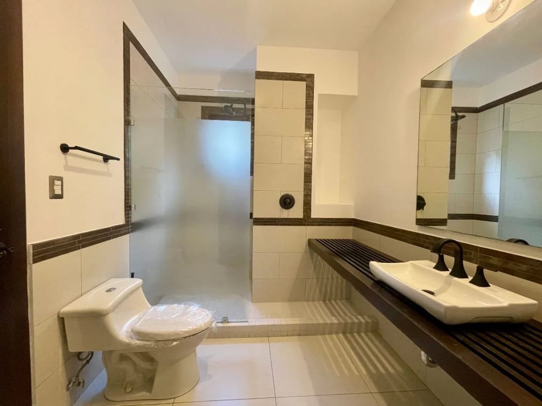APARTAMENTO AMPLIO  RENTA MUXBAL CONDOMINIO ALBEREDA DE LA ESPAÑOLA 300 MTS2~3 DORMITORIOS, SALA FAMILIAR ~ DORMITORIO DE SERVICIO 2 PARQUEOS $2,500 (NO SE ACEPTAN MASCOTAS) — Apartamento en Alquiler en Muxbal, Guatemala, Ciudad — foto 9 de 12