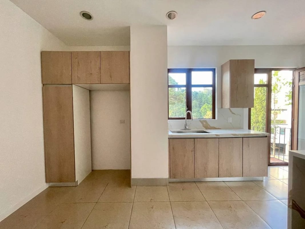 APARTAMENTO AMPLIO  RENTA MUXBAL CONDOMINIO ALBEREDA DE LA ESPAÑOLA 300 MTS2~3 DORMITORIOS, SALA FAMILIAR ~ DORMITORIO DE SERVICIO 2 PARQUEOS $2,500 (NO SE ACEPTAN MASCOTAS) — Apartamento en Alquiler en Muxbal, Guatemala, Ciudad — foto 5 de 12