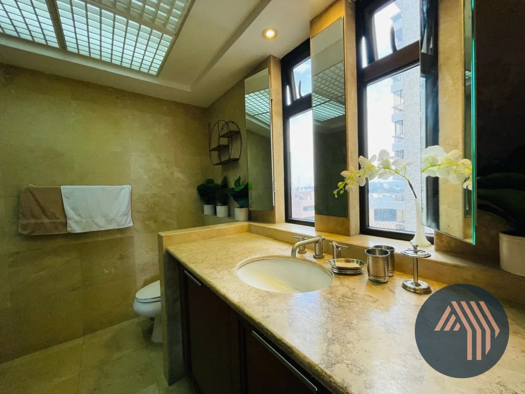 VENTA DE CÉNTRICO APARTAMENTO AMUEBLADO - TIFFANY, ZONA 10 - 5