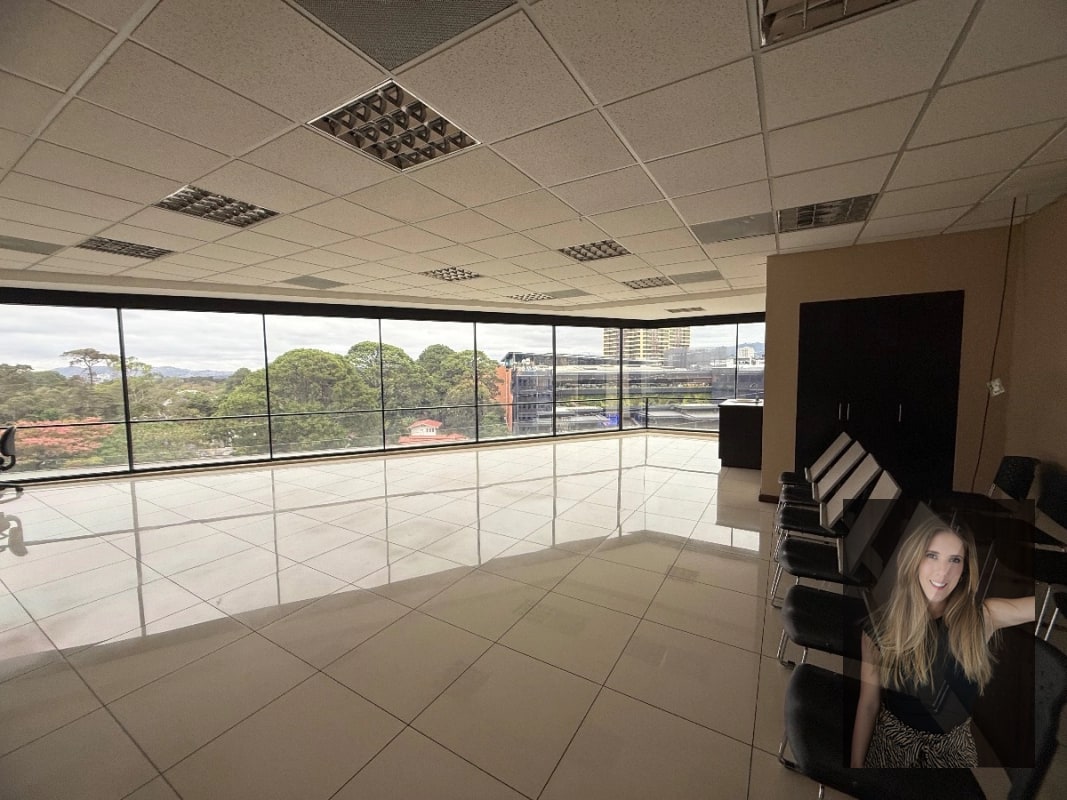 Oficina en renta en Design Center zona 10 - 5