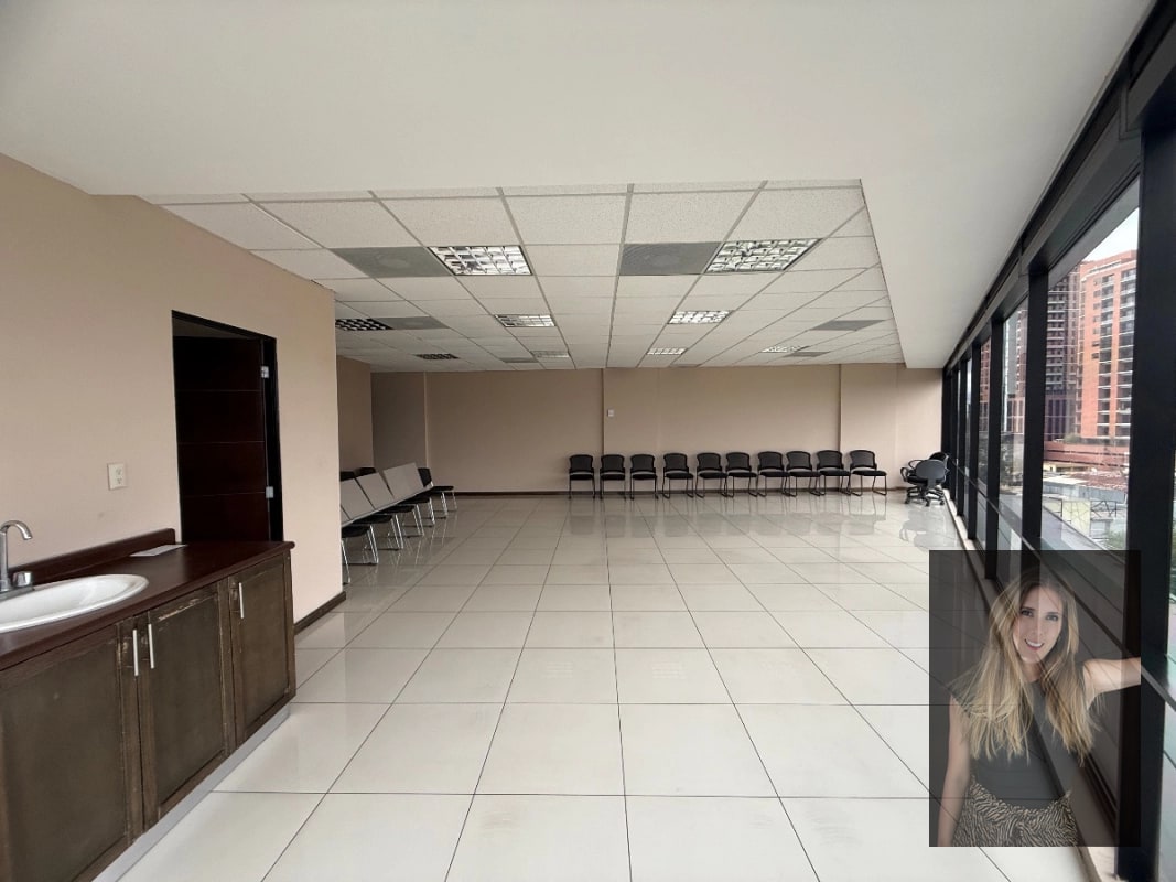 Oficina en renta en Design Center zona 10 - 4