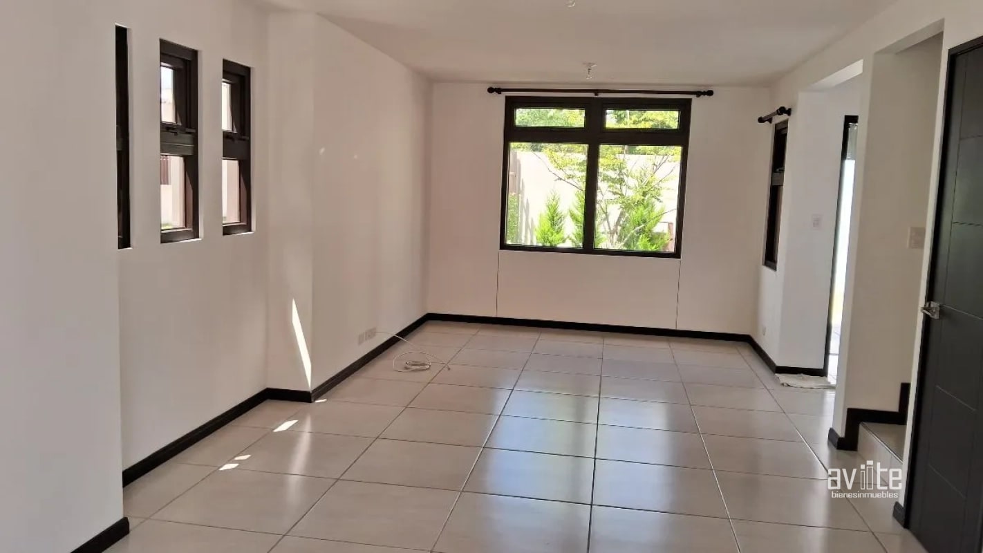 CONDADO NARANJO:   4 habitaciones, 3.5 baños, 2 parqueos Q9,500 - 2