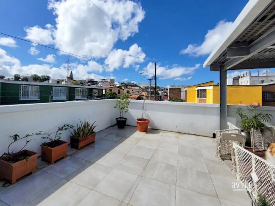 Valle del Sol,  casa de 3 habitaciones, con doble jardin   Q2,250,000.00 - 2