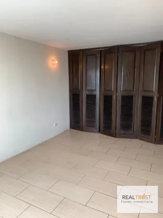 ALQUILO APARTAMENTO EN EDIFICIO CONDADO LA VILLA, ZONA 14 — Apartamento en Alquiler en Zona 14, Guatemala, Ciudad — miniatura 5 de 12