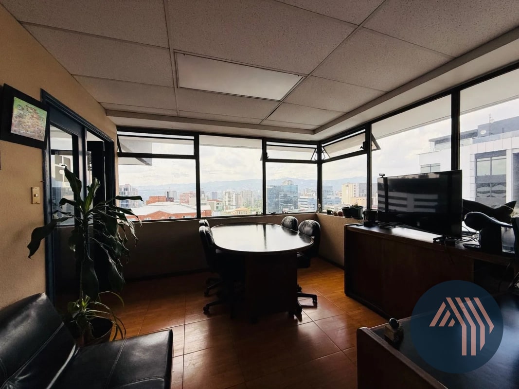 ALQUILER DE AMPLIA OFICINA 200MT2 - REFORMA MONTUFAR, ZONA 10 - 13