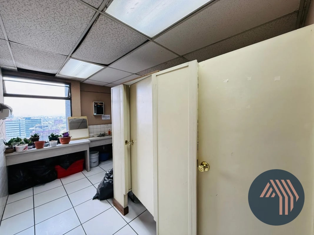 ALQUILER DE AMPLIA OFICINA 200MT2 - REFORMA MONTUFAR, ZONA 10 - 1