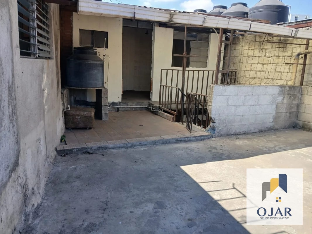 CASA EN VENTA EN ZONA 6, CUENTA CON 3 LOCALES, MEDIA CUADRA DE CALLE MARTÍ - 12