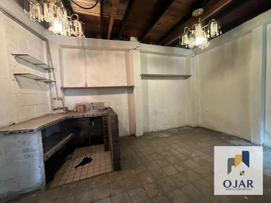CASA EN VENTA EN ZONA 6, CUENTA CON 3 LOCALES, MEDIA CUADRA DE CALLE MARTÍ - 8