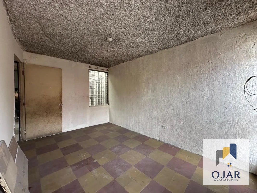 CASA EN VENTA EN ZONA 6, CUENTA CON 3 LOCALES, MEDIA CUADRA DE CALLE MARTÍ - 7