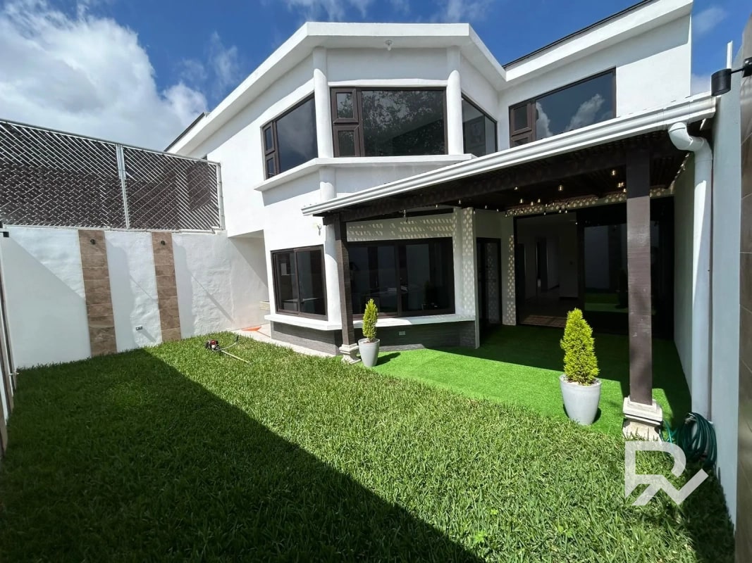 Venta de casa en CAES entrada San José Pinula, Los Manantiales - 2