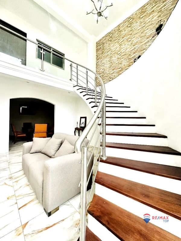 CASA EN VENTA EN RESIDENCIAL VISTAS DE FLORENCIA 4 DORMITORIOS / A 10 MIN. DE ANTIGUA GUATEMALA - 4
