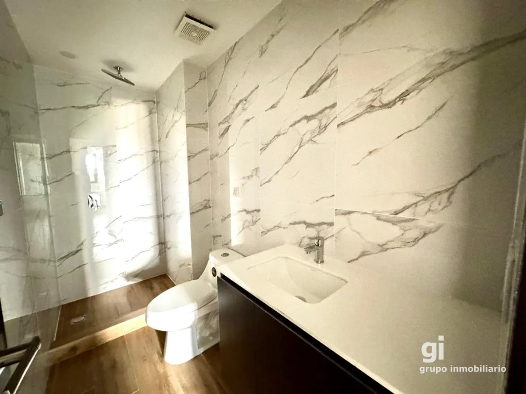 Elegante apartamento de 2 habitaciones con balcón amplio y acabados premium - 9
