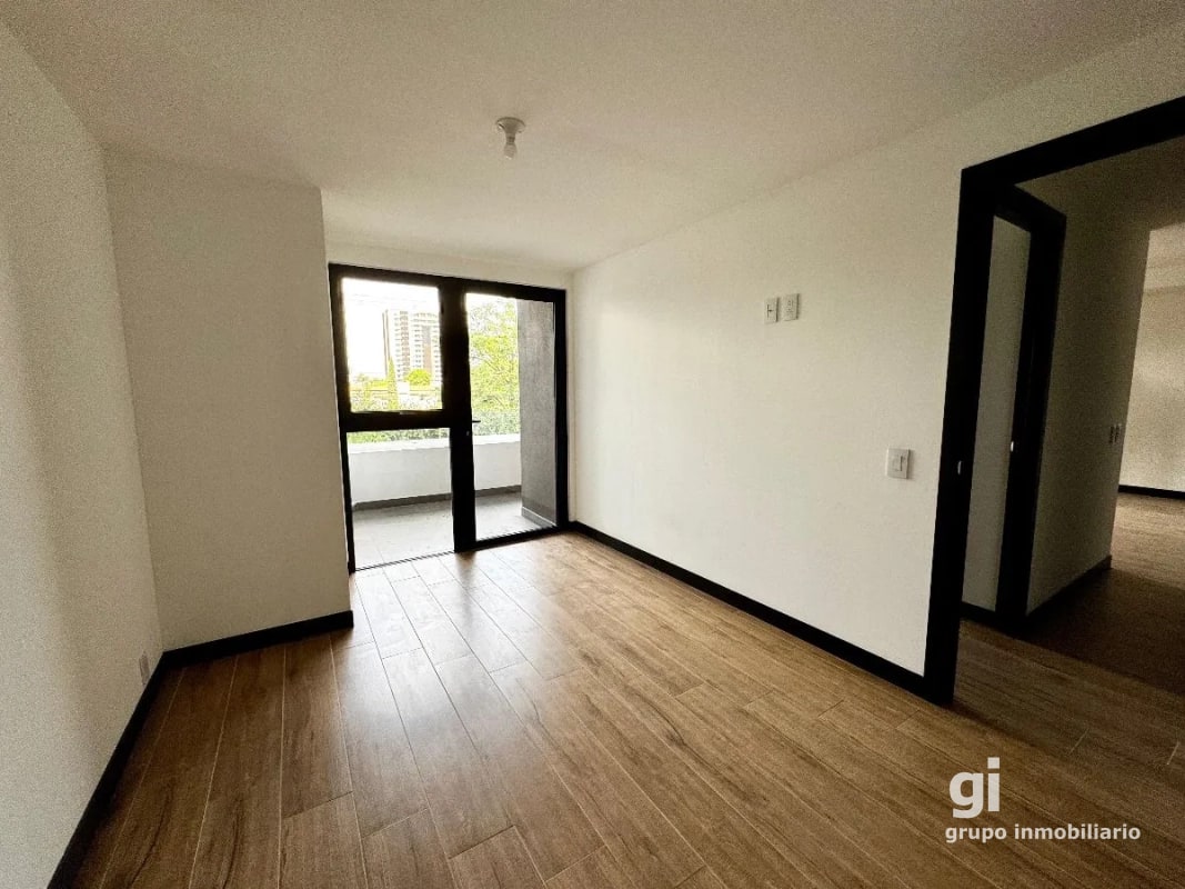 Elegante apartamento de 2 habitaciones con balcón amplio y acabados premium - 8