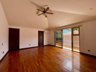 CASA RENTA ZONA 10,  OAKLAND , 4    DESNIVELES, 3 DORMITORIOS  , CONDOMINIO PRIVADO  CON GARITA.   $2,500 + IVA  — Casa en Alquiler en Zona 10, Guatemala, Ciudad — miniatura 2 de 17