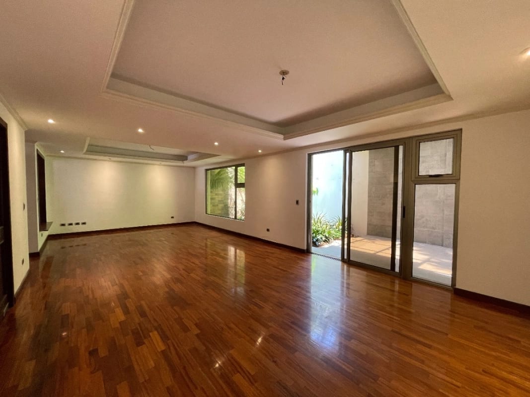 CASA RENTA ZONA 10,  OAKLAND , 4    DESNIVELES, 3 DORMITORIOS  , CONDOMINIO PRIVADO  CON GARITA.   $2,500 + IVA  — Casa en Alquiler en Zona 10, Guatemala, Ciudad — foto 3 de 17