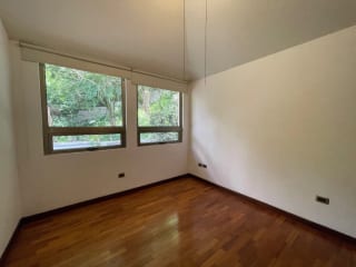 CASA RENTA ZONA 10,  OAKLAND , 4    DESNIVELES, 3 DORMITORIOS  , CONDOMINIO PRIVADO  CON GARITA.   $2,500 + IVA  — Casa en Alquiler en Zona 10, Guatemala, Ciudad — miniatura 4 de 17