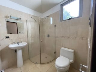 CASA RENTA ZONA 10,  OAKLAND , 4    DESNIVELES, 3 DORMITORIOS  , CONDOMINIO PRIVADO  CON GARITA.   $2,500 + IVA  — Casa en Alquiler en Zona 10, Guatemala, Ciudad — miniatura 6 de 17