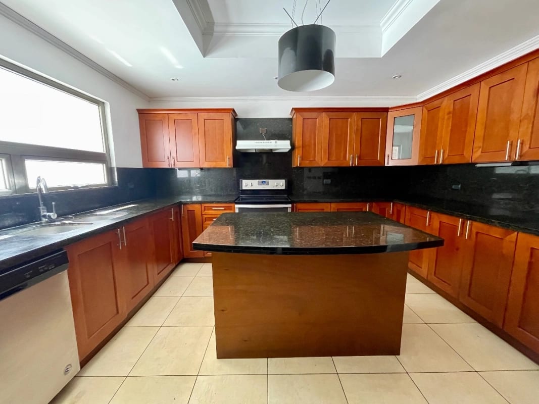 CASA RENTA ZONA 10,  OAKLAND , 4    DESNIVELES, 3 DORMITORIOS  , CONDOMINIO PRIVADO  CON GARITA.   $2,500 + IVA  — Casa en Alquiler en Zona 10, Guatemala, Ciudad — foto 7 de 17
