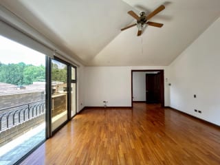 CASA RENTA ZONA 10,  OAKLAND , 4    DESNIVELES, 3 DORMITORIOS  , CONDOMINIO PRIVADO  CON GARITA.   $2,500 + IVA  — Casa en Alquiler en Zona 10, Guatemala, Ciudad — miniatura 8 de 17