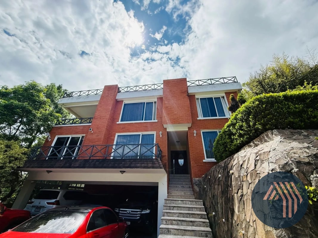VENTA DE AMPLIA Y CÉNTRICA CASA - SAN LAZARO, ZONA 15 - 17