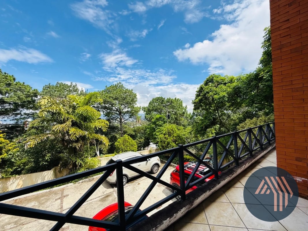 VENTA DE AMPLIA Y CÉNTRICA CASA - SAN LAZARO, ZONA 15 - 15