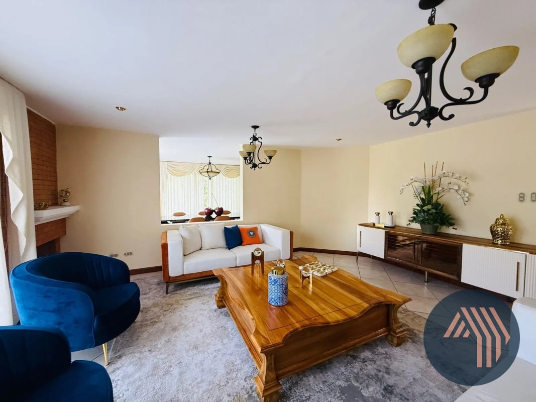 VENTA DE AMPLIA Y CÉNTRICA CASA - SAN LAZARO, ZONA 15 - 14