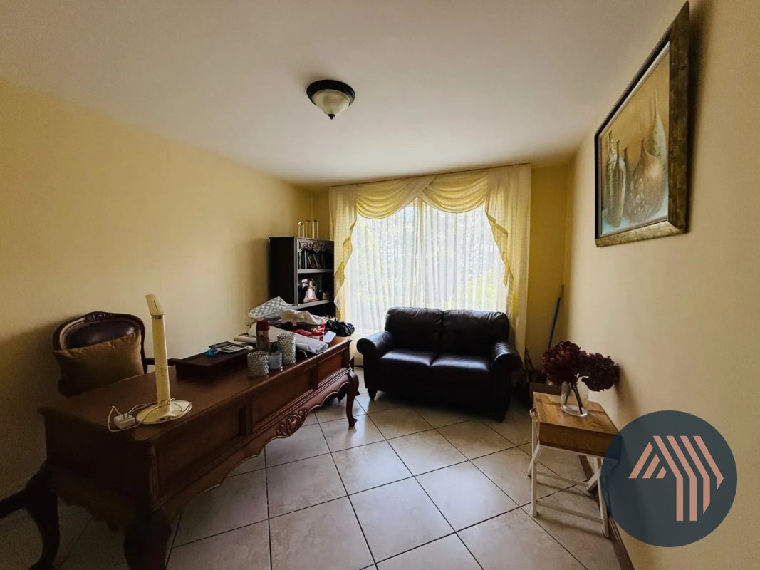 VENTA DE AMPLIA Y CÉNTRICA CASA - SAN LAZARO, ZONA 15 - 13