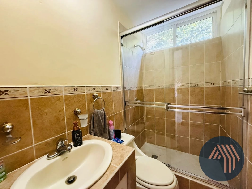 VENTA DE AMPLIA Y CÉNTRICA CASA - SAN LAZARO, ZONA 15 - 12