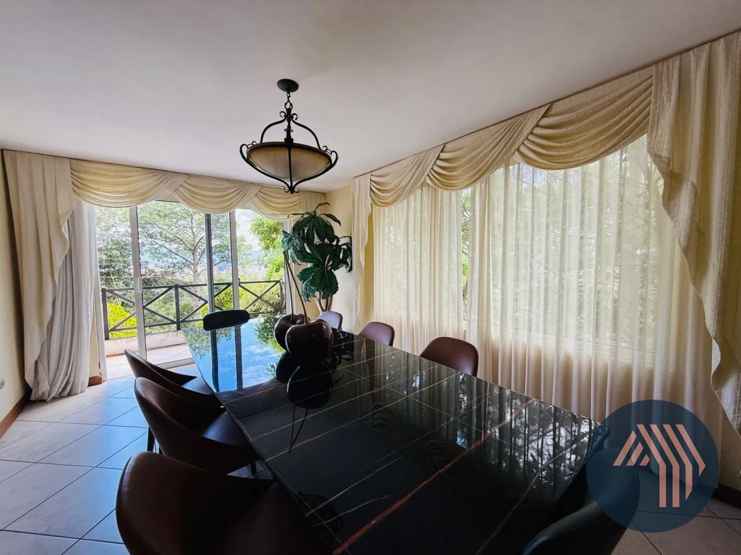 VENTA DE AMPLIA Y CÉNTRICA CASA - SAN LAZARO, ZONA 15 - 11