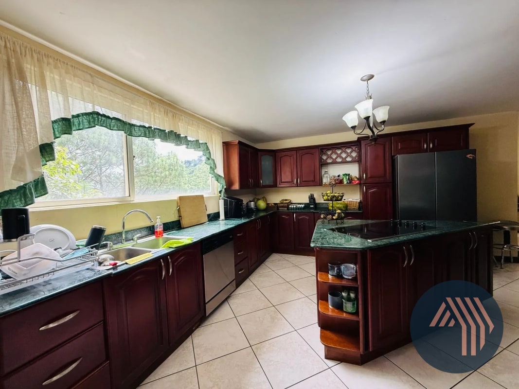 VENTA DE AMPLIA Y CÉNTRICA CASA - SAN LAZARO, ZONA 15 - 10