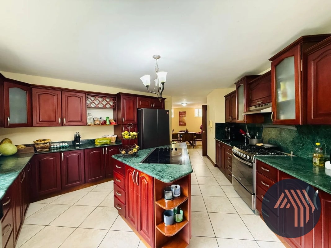 VENTA DE AMPLIA Y CÉNTRICA CASA - SAN LAZARO, ZONA 15 - 9
