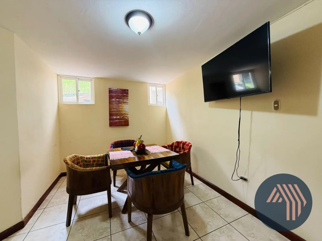 VENTA DE AMPLIA Y CÉNTRICA CASA - SAN LAZARO, ZONA 15 - 8
