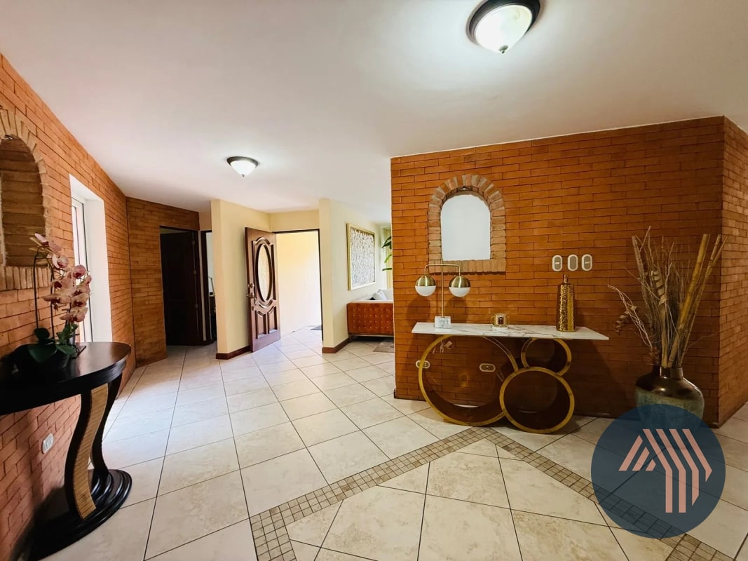 VENTA DE AMPLIA Y CÉNTRICA CASA - SAN LAZARO, ZONA 15 - 7