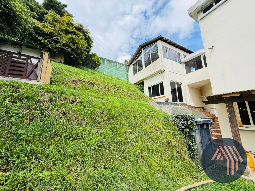 VENTA DE AMPLIA Y CÉNTRICA CASA - SAN LAZARO, ZONA 15 - 6