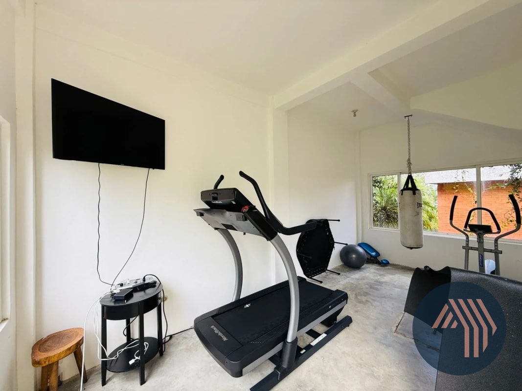 VENTA DE AMPLIA Y CÉNTRICA CASA - SAN LAZARO, ZONA 15 - 4