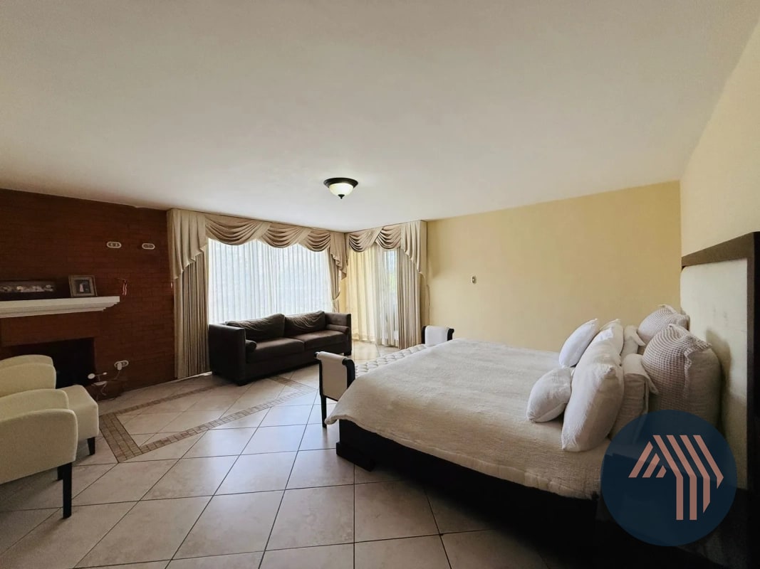 VENTA DE AMPLIA Y CÉNTRICA CASA - SAN LAZARO, ZONA 15 - 3