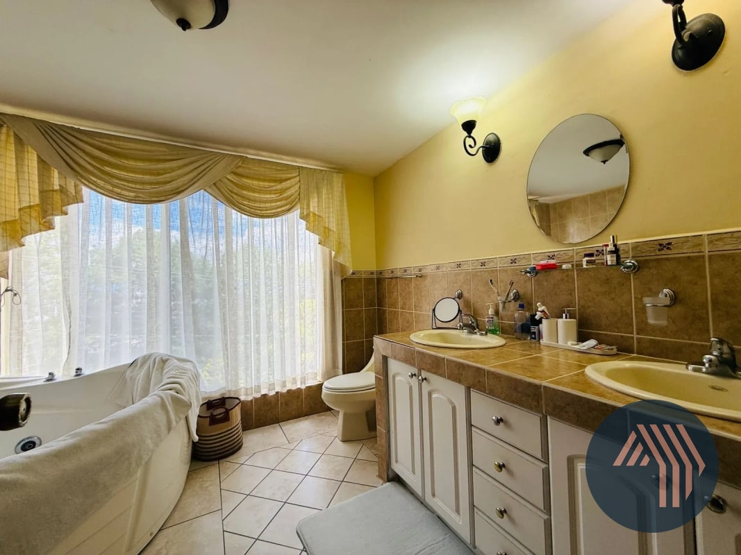 VENTA DE AMPLIA Y CÉNTRICA CASA - SAN LAZARO, ZONA 15 - 2