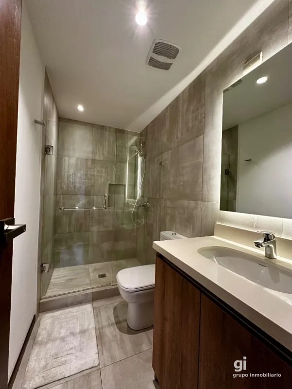 3 dormitorios, cuarto de servicio y sala familiar! — Apartamento en Venta en Zona 10, Guatemala, Ciudad — foto 8 de 14