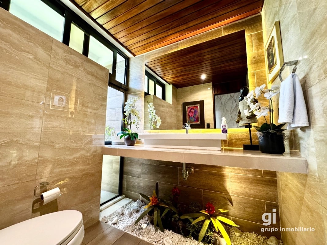 Casa exclusiva en alquiler en zona 10 – Ideal para embajada, family office u oficina privada de alto nivel - 10